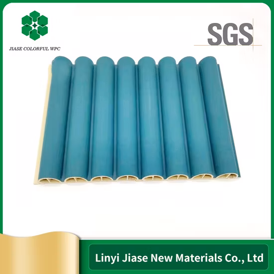 Panneaux muraux intérieurs en PVC et WPC et matériaux Wpvc décoratifs imperméables en composite bois-plastique à double chargement pour douche, salle de bains, plafonds et revêtements de sol